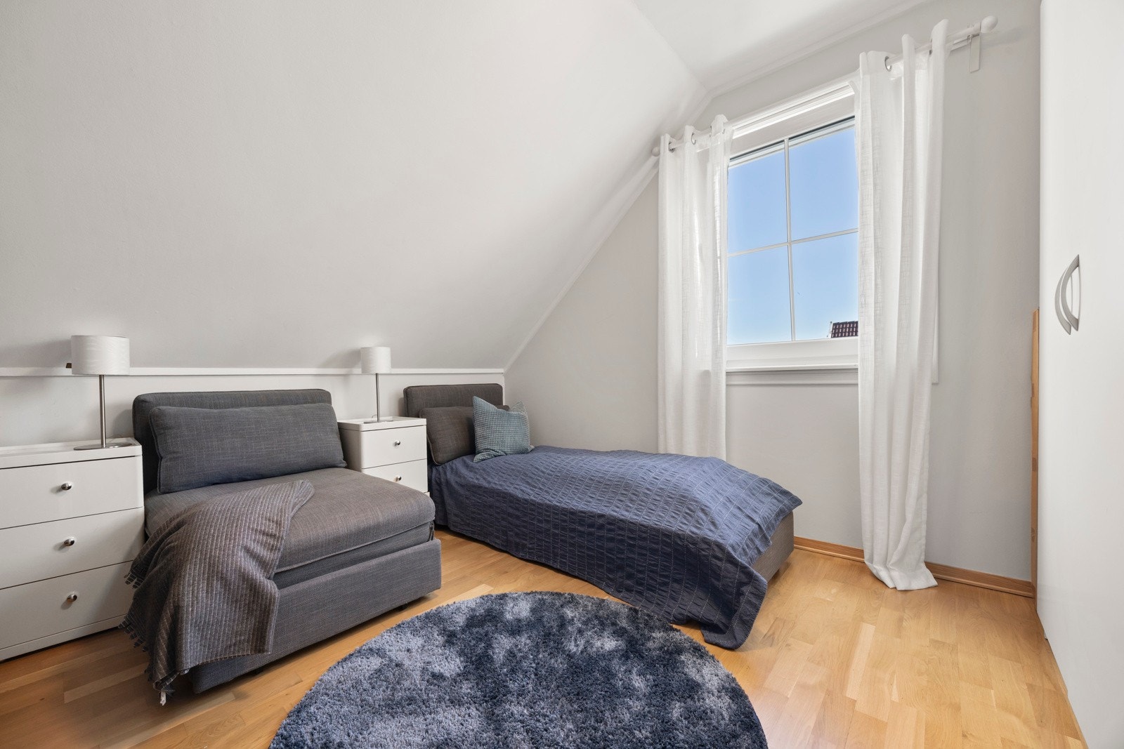 Soverommene i huset har godt med garderobeskap og oppbevaringsmuligheter Galleribilde