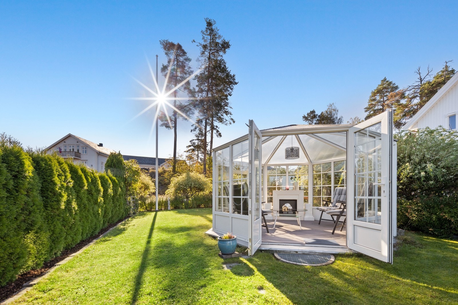 Skjermet lysthus omkranset av flott beplantning Galleribilde