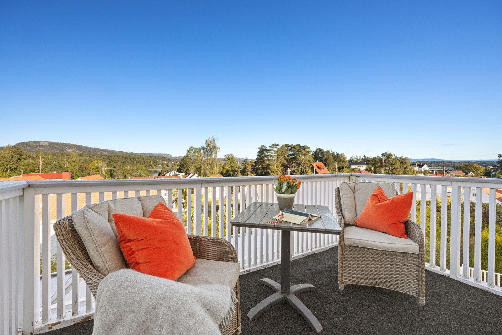 Balkong med vid utsikt Galleribilde