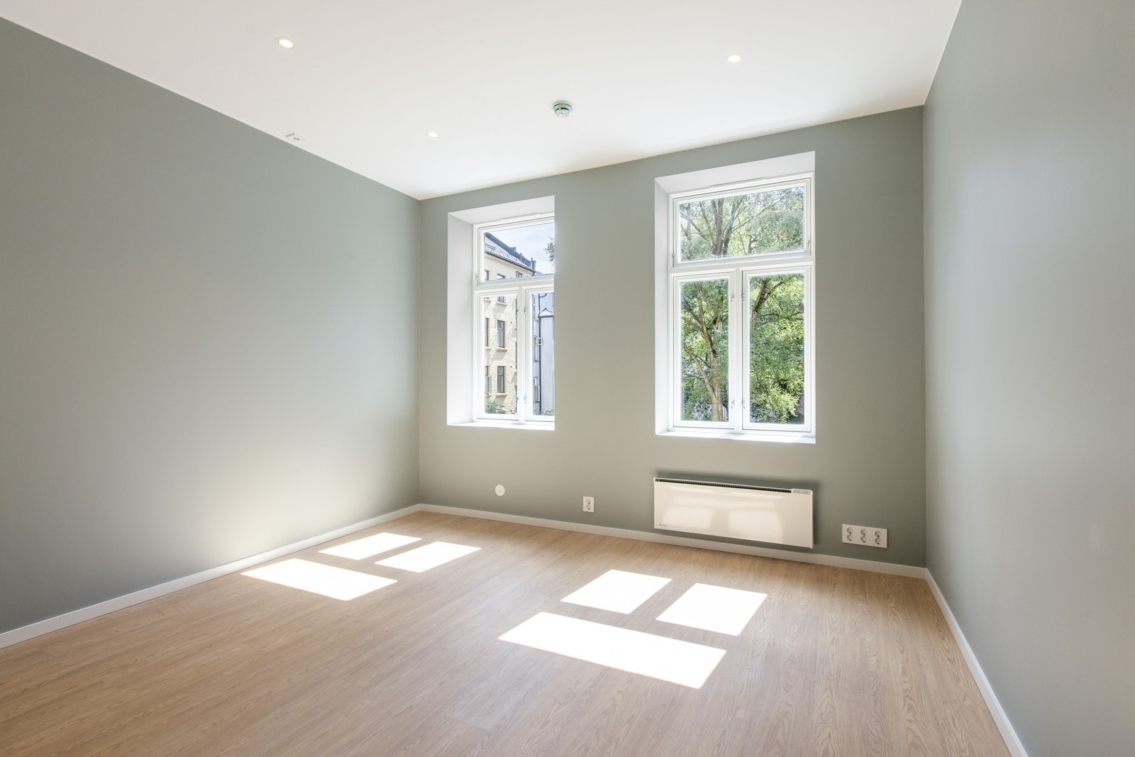 Romslig stue med store vinduer som gir godt med lys. Galleribilde