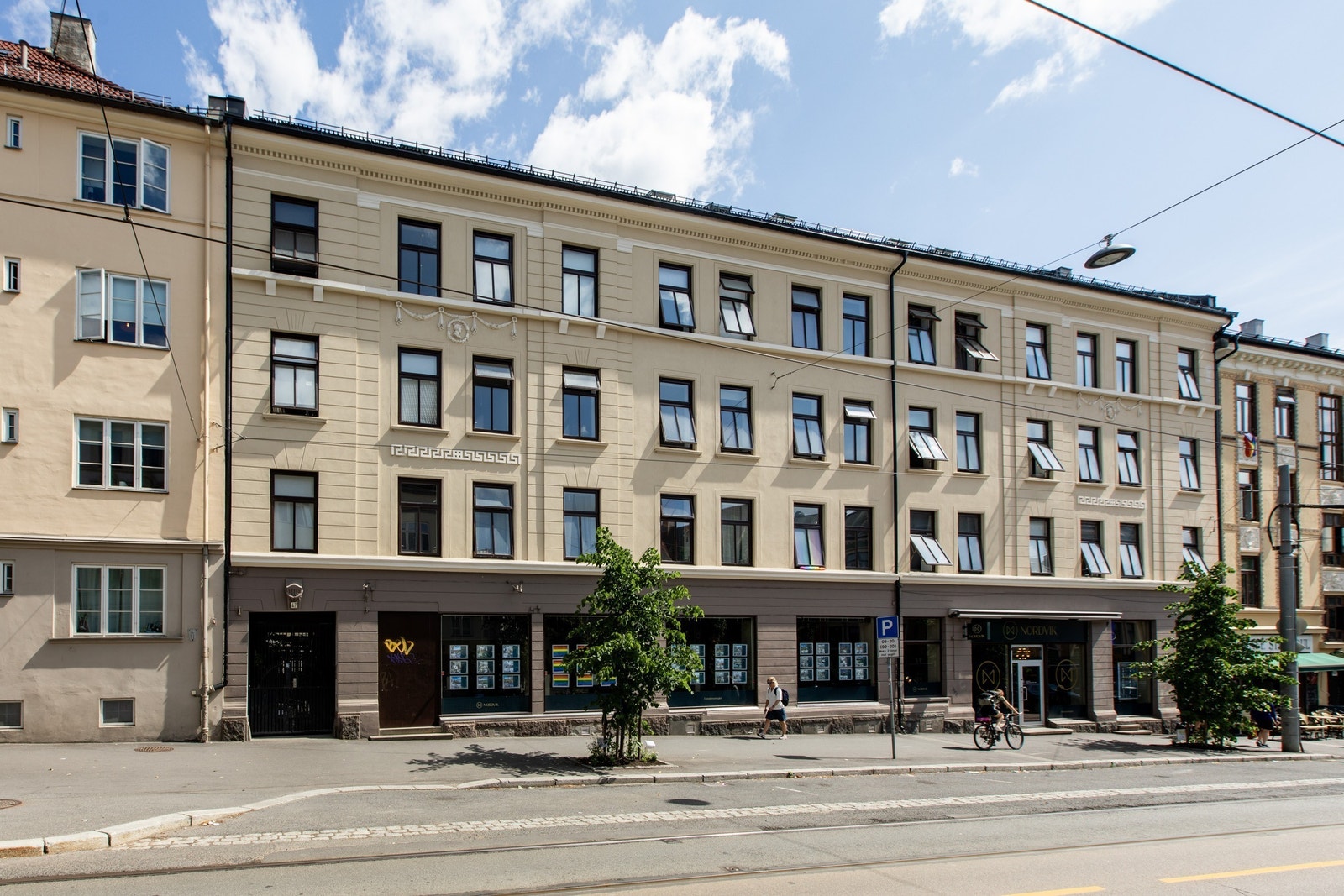 Fasade - Leiligheten ligger innover mot fellesgård og ikke mot veien. Galleribilde