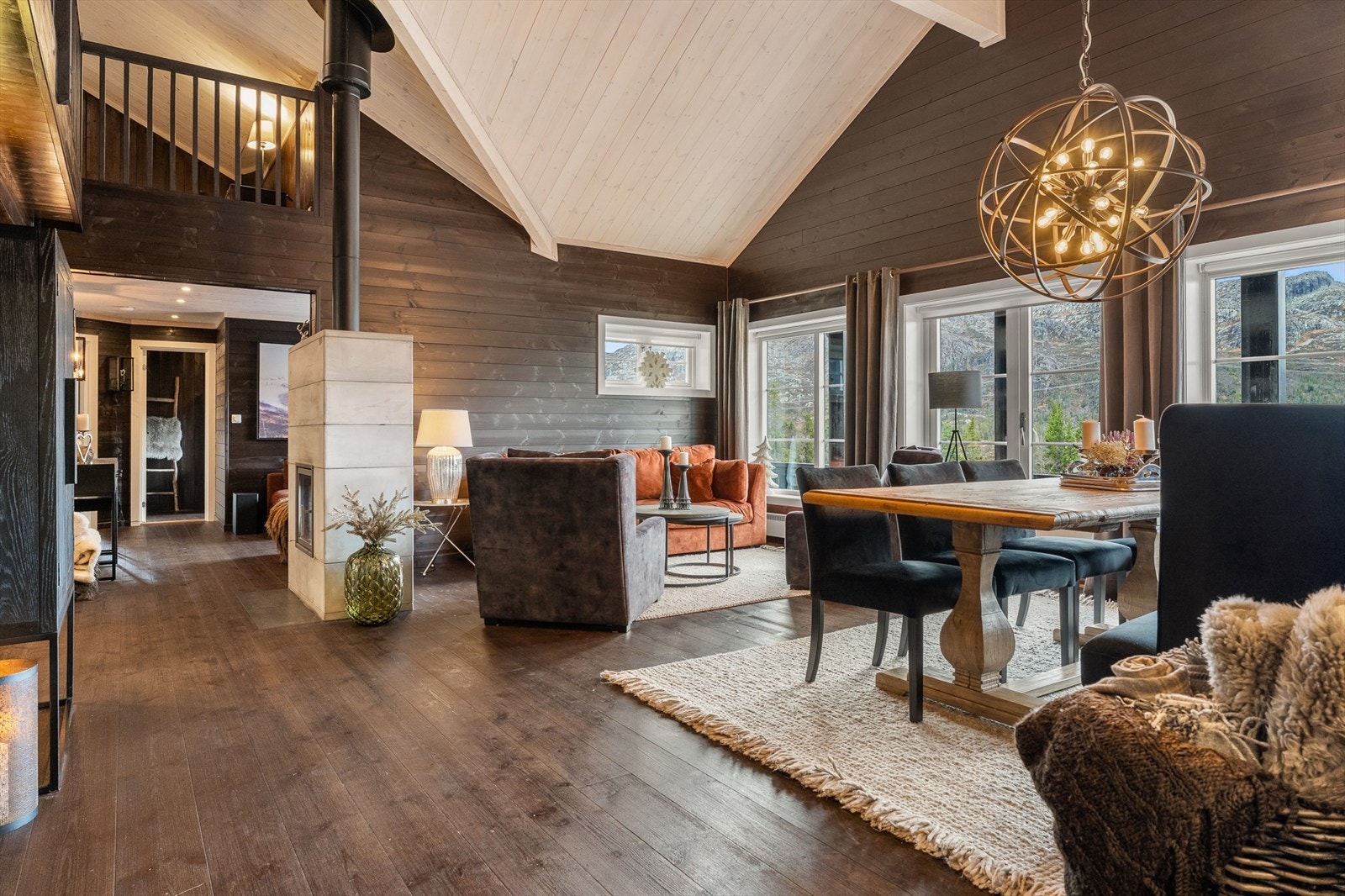 God plass til sofaseksjon og en stor spisestue Galleribilde