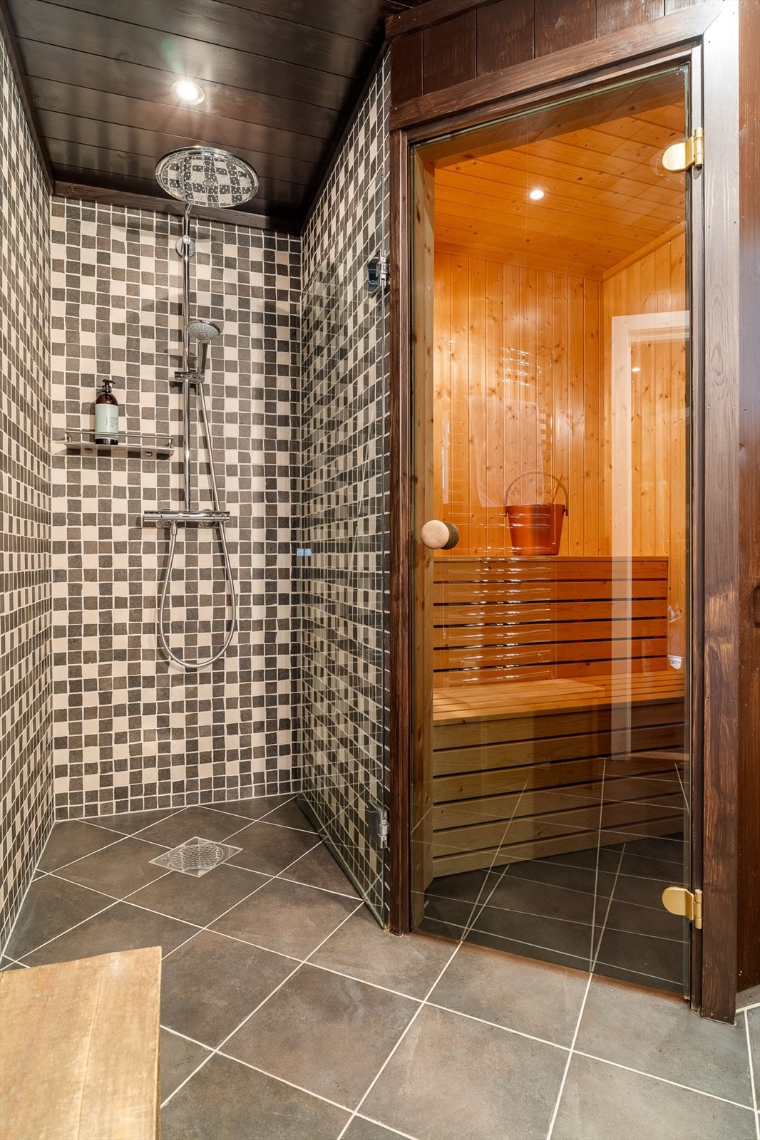 Gulvene har fliser med varmekabler, og veggene har fliser og panel/tømmer. Galleribilde