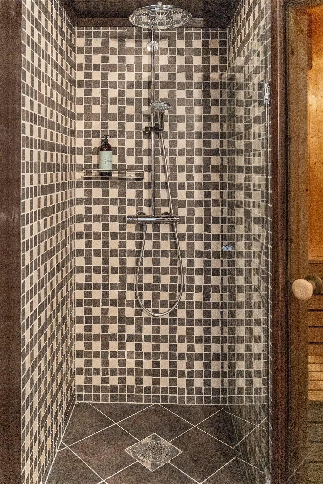 Badet er innredet med nedfelt servant, håndkletørker, toalett og dusjhjørne. Galleribilde