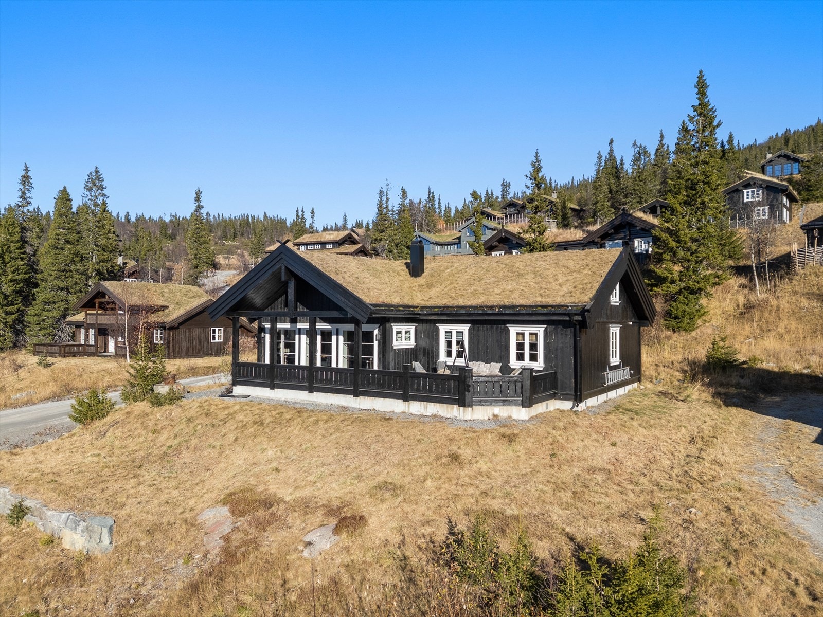 Hytta ligger tvers over veien fra langrennsnettet, og det er få staketak til skiheisen som bringer deg inn i alpinanlegget! Galleribilde