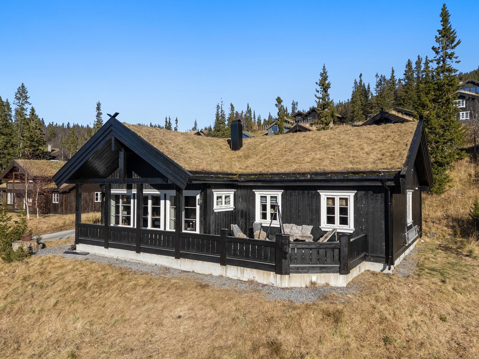 Det er bilvei helt frem til hytta, og det er egen app for bestilling av brøyting før ankomst (via. kostnad for brøyting). Galleribilde