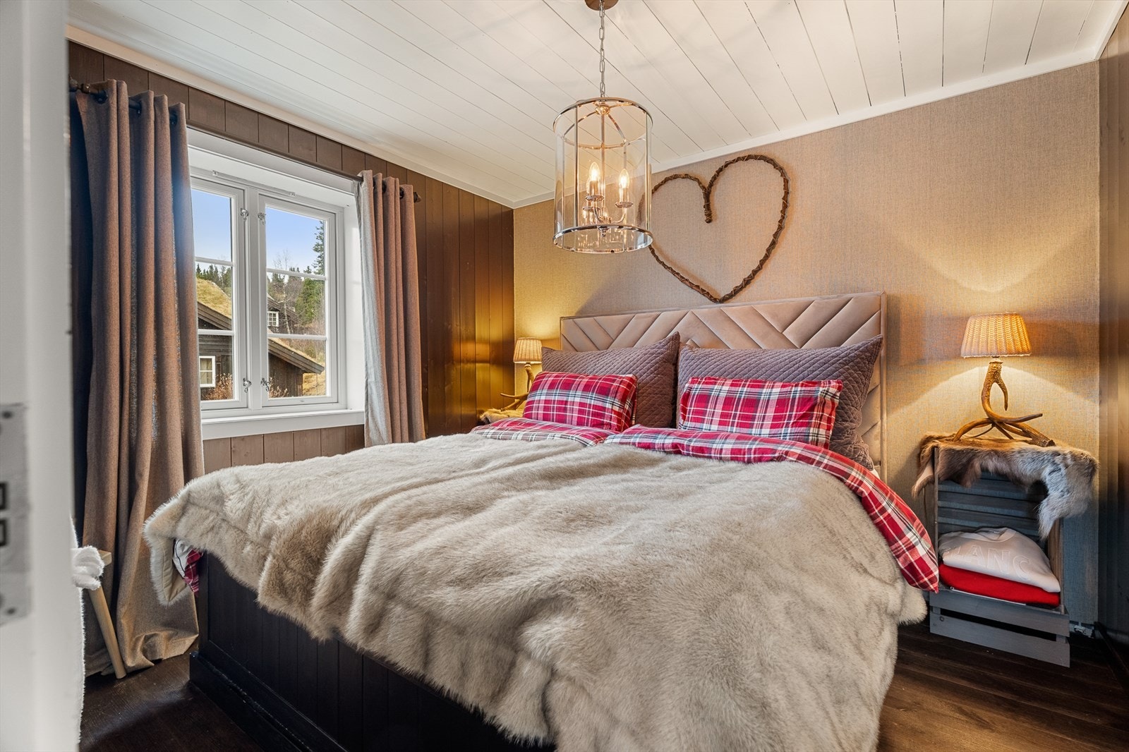 Hovedsoverommet er av god størrelse med plass til dobbeltseng med tilhørende nattbord. Galleribilde