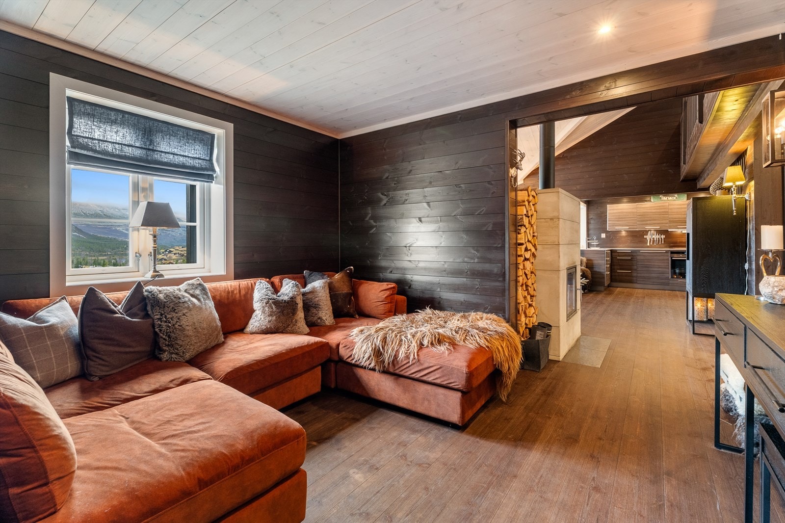 Deler av stua er delvis avskjermet fra spisestue/kjøkken og passer perfekt som TV-krok. Galleribilde