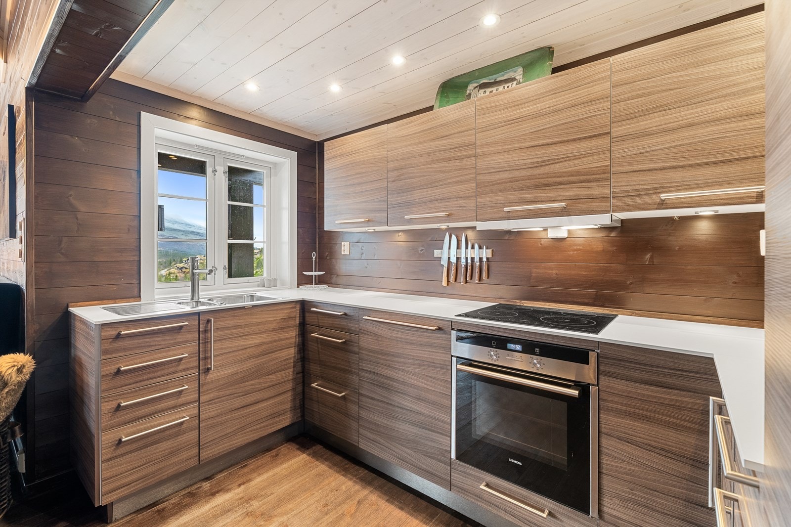 Det er kjøl/fryseskap, oppvaskmaskin, platetopp, stekeovn og
komfyrvakt. Galleribilde