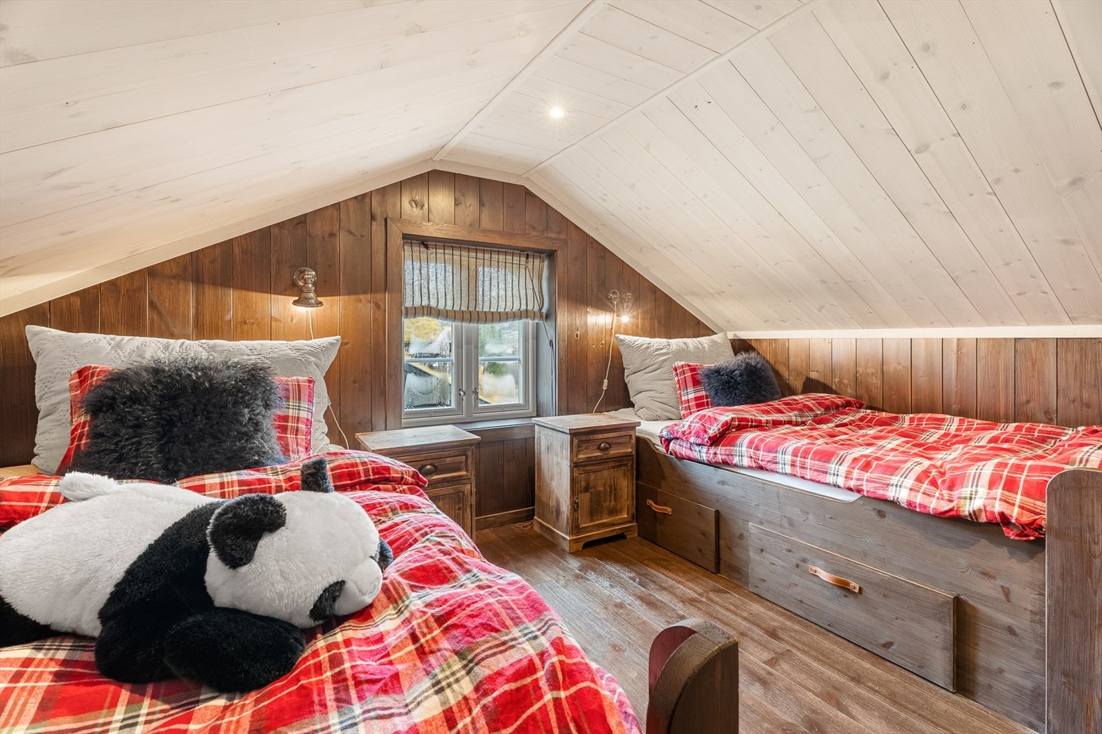 Det er også et soverom i loftsetasjen. Galleribilde