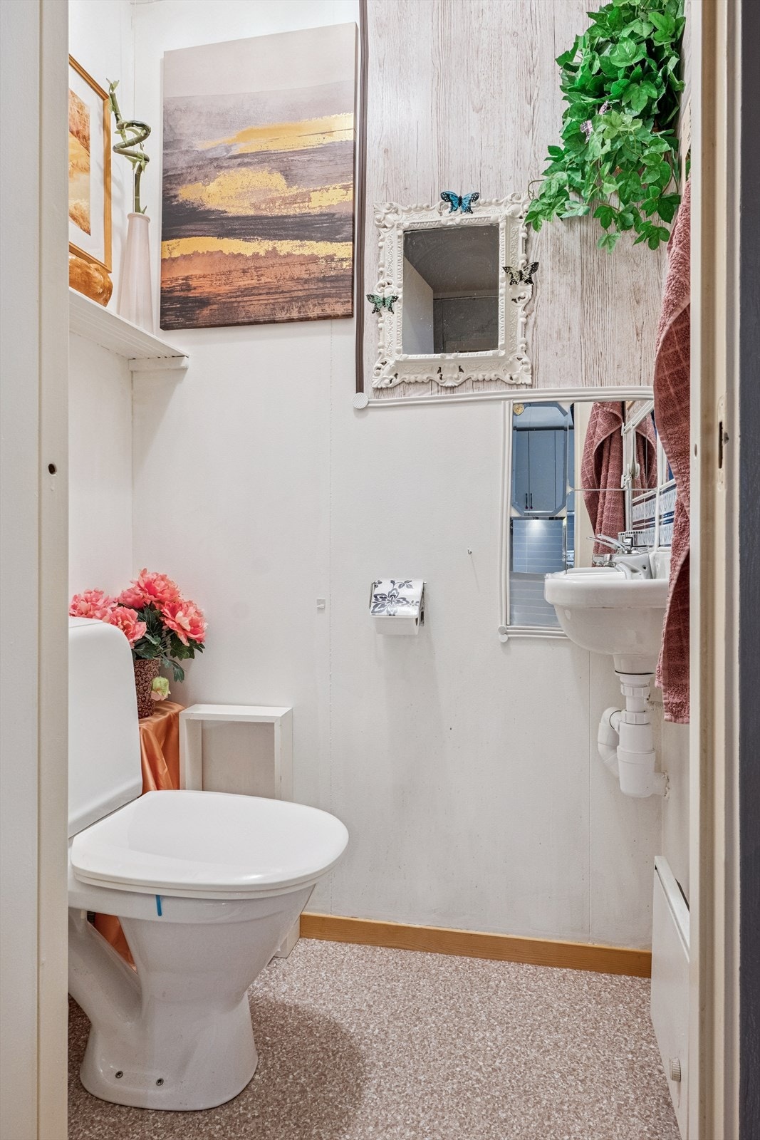 wc-rom i første etasje. Wc i begge etasjer. Galleribilde