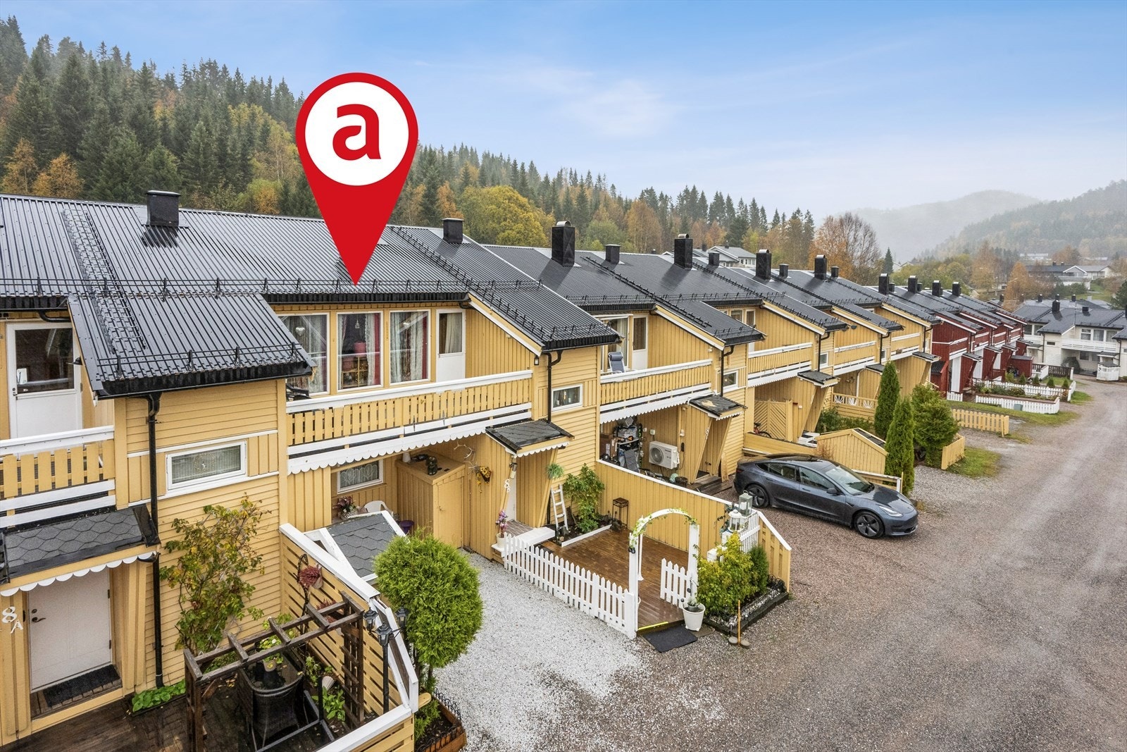 Rekkehus (3 soverom) beliggende i Lilleenget med gangavstand til barneskole, ungdomsskole og videregående skole, barnehager,
idrettsanlegg og bymarka med flotte helårs turstier. Galleribilde