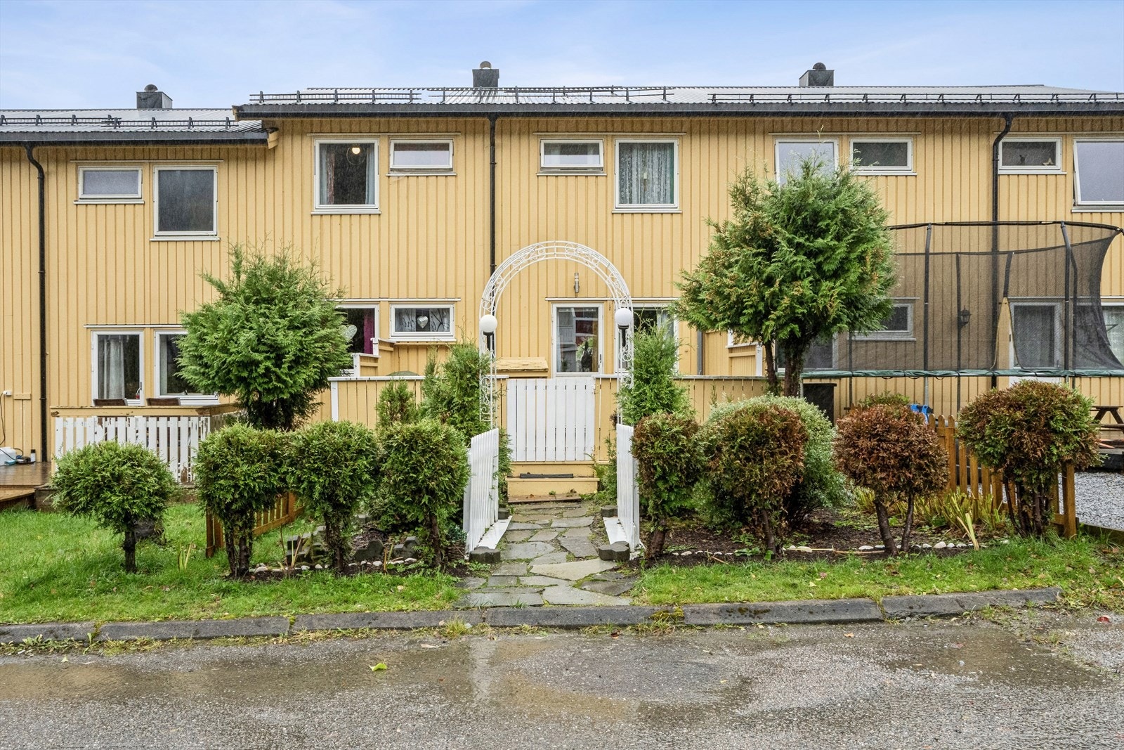 Uteplass på bak og framsiden av boligen Galleribilde