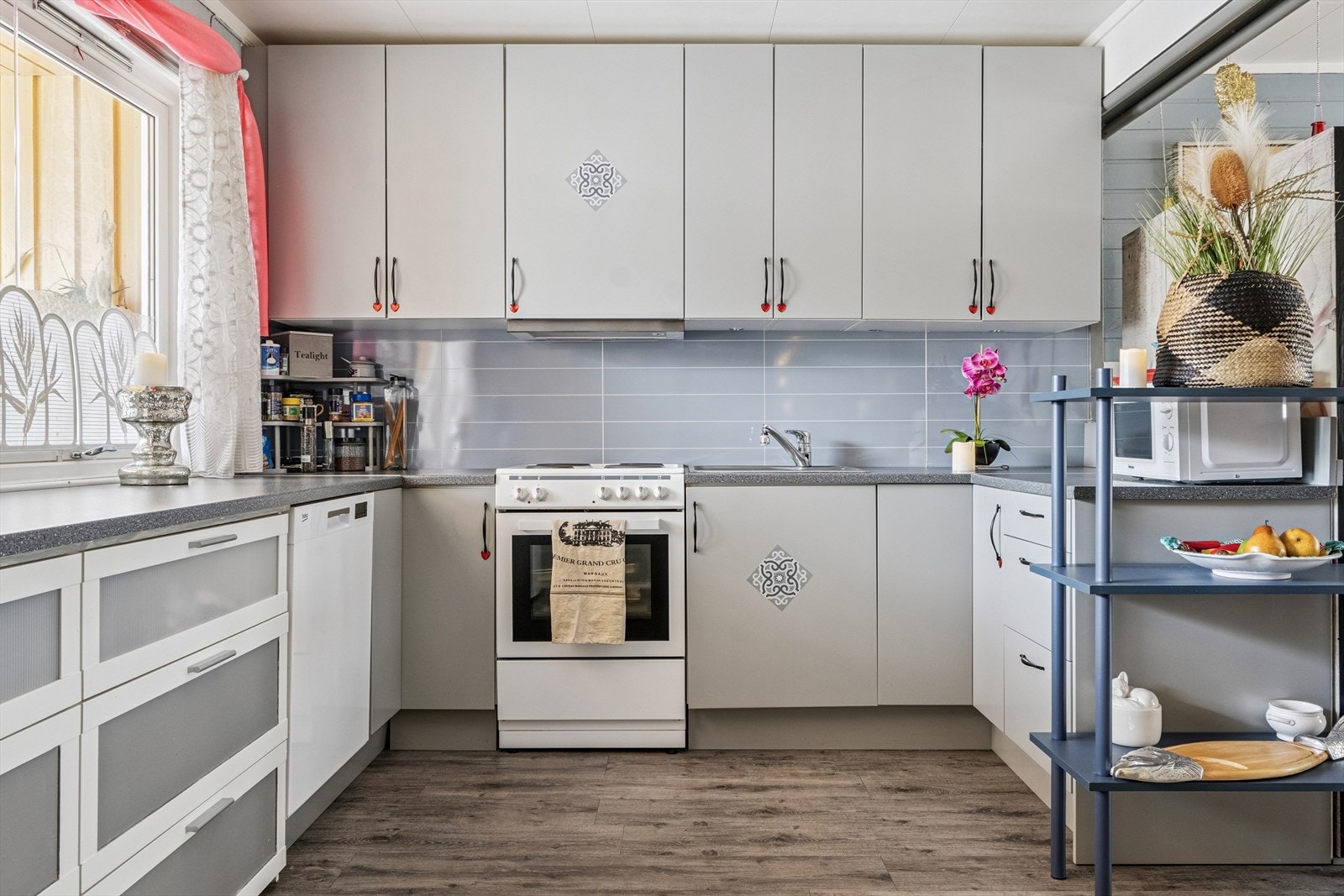 Nytt kjøkken, kjøkken gulv og hvitevarer 2018 Galleribilde