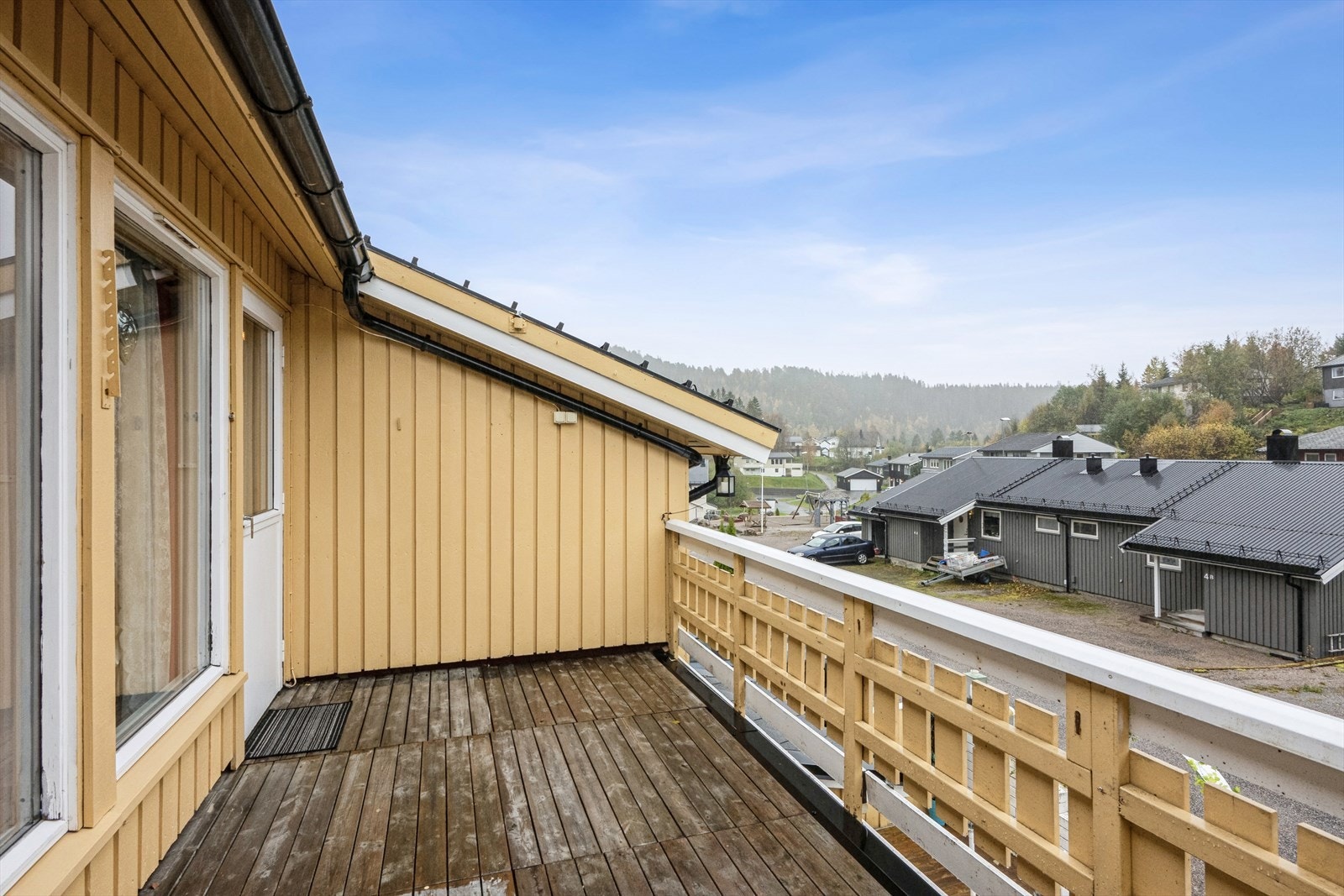 Gangavstand til barneskole, ungdomsskole og videregående skole, barnehager, idrettsanlegg og bymarka med flotte helårs turstier. Galleribilde