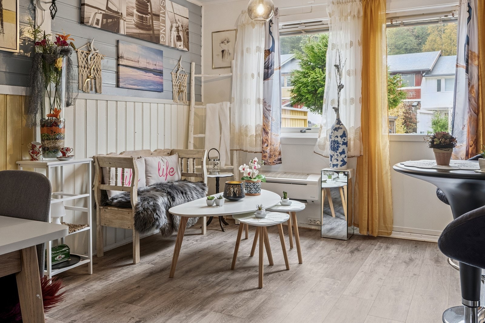 Varmepumpe montert lavt på vegg for god fordeling av varme langs gulvet Galleribilde