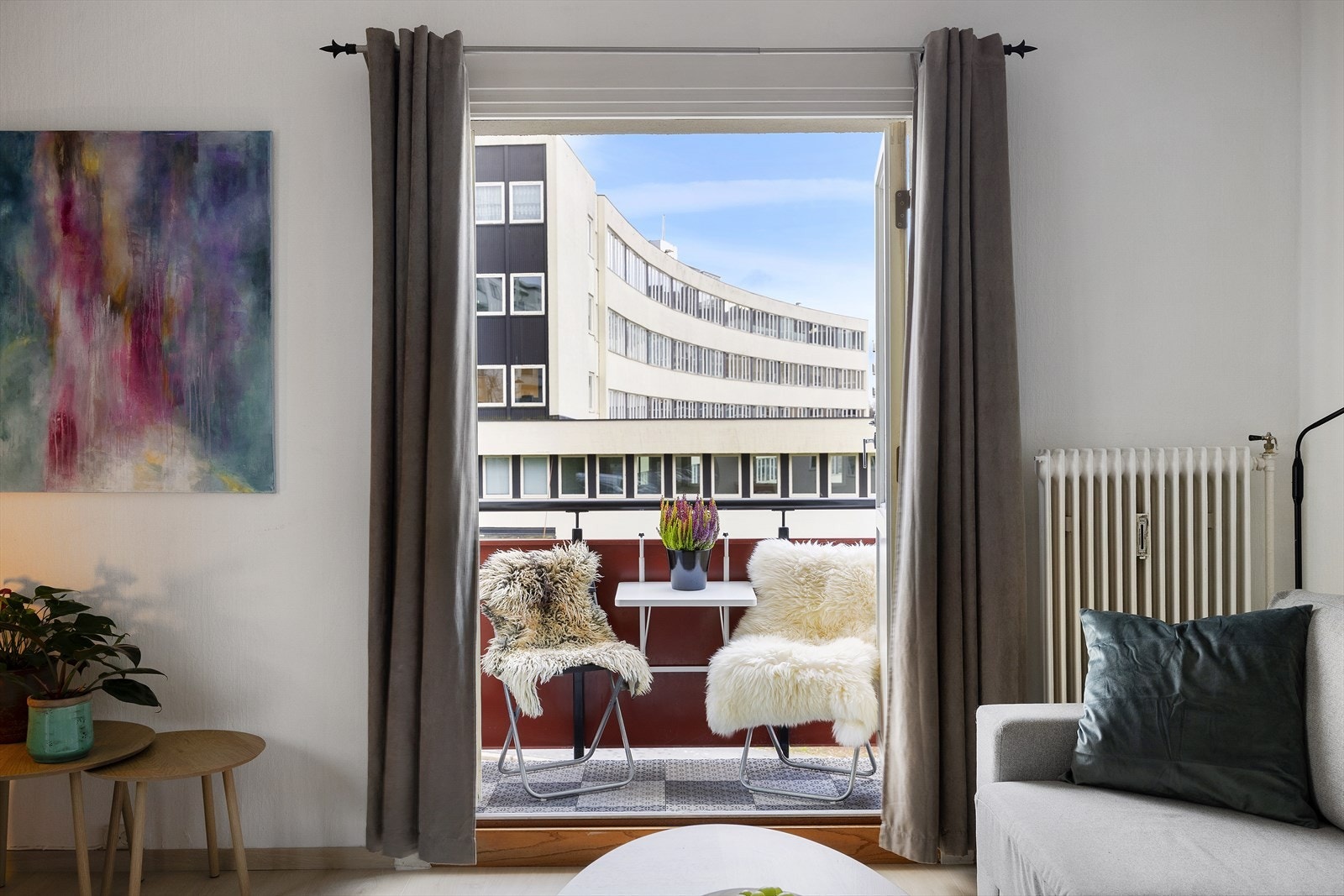 Rommet har en naturlig og behagelig atmosfære, godt hjulpet av lysinnslipp fra to sider. Galleribilde