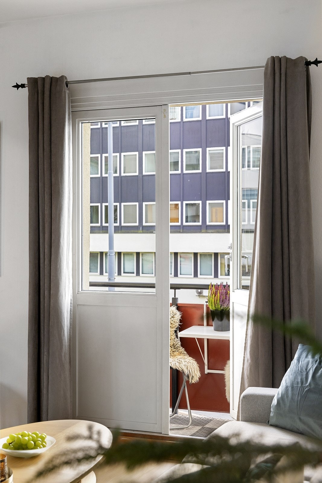 Herfra er det også utgang til en hyggelig balkong på 2 kvm. Galleribilde