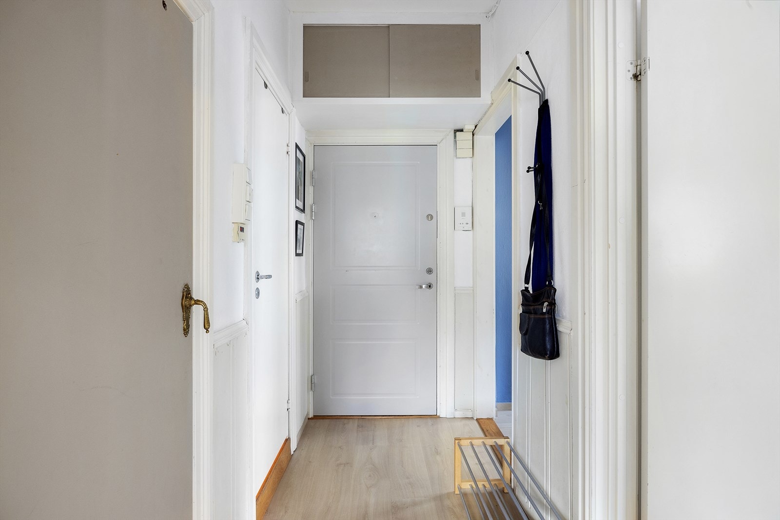 I entré er det praktisk plass for knaggrekke, skoskap og øvrig oppbevaring. Over inngangsdøren finner du en smart lagringshylle, og i hallen ligger et romslig kott som gir ekstra oppbevaringsmuligheter. Galleribilde