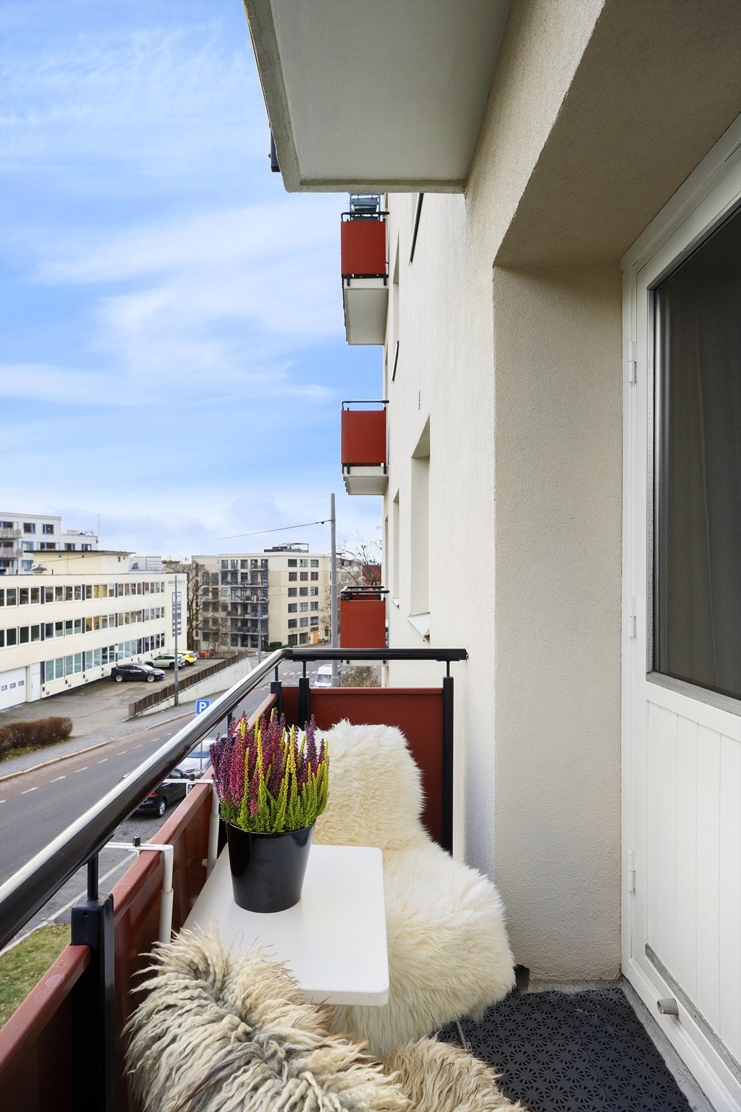 Solrik balkong og med en perfekt kombinasjon av byliv og ro utenfor leiligheten. Galleribilde