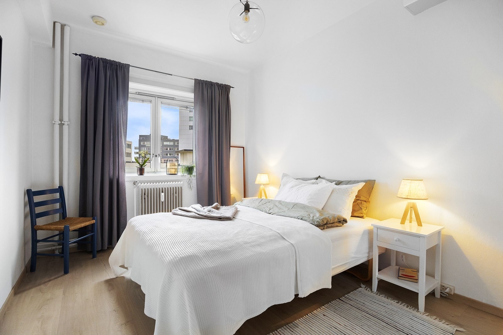 Soverommet er romslig og har god plass til dobbeltseng, nattbord og garderobeskap. Galleribilde