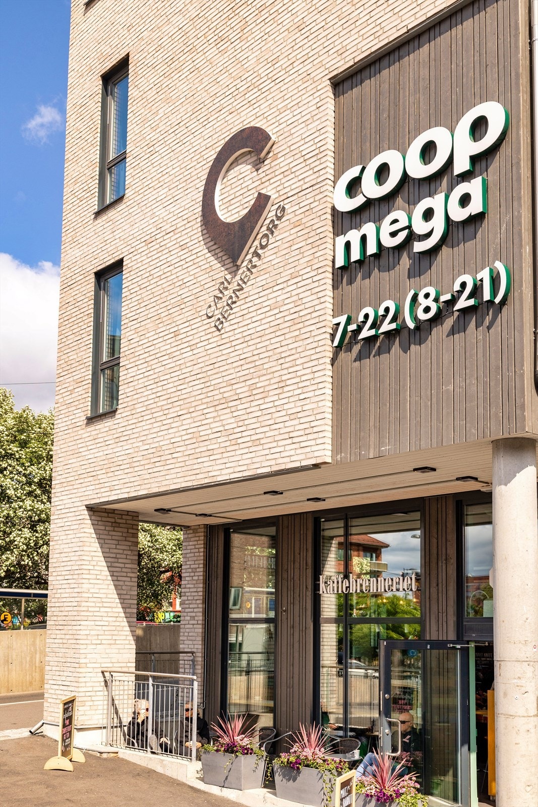 Like ved ligger Carl Berner Torg med Coop Mega, apotek, blomsterbutikk og flere andre servicetilbud. Galleribilde