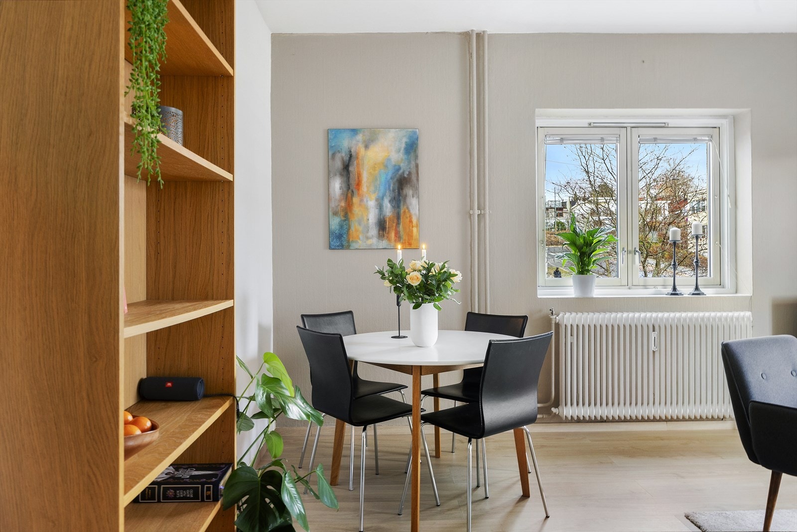 Stuen er et stort og trivelig oppholdsrom med god plass til både sofagruppe og spiseplass. Galleribilde