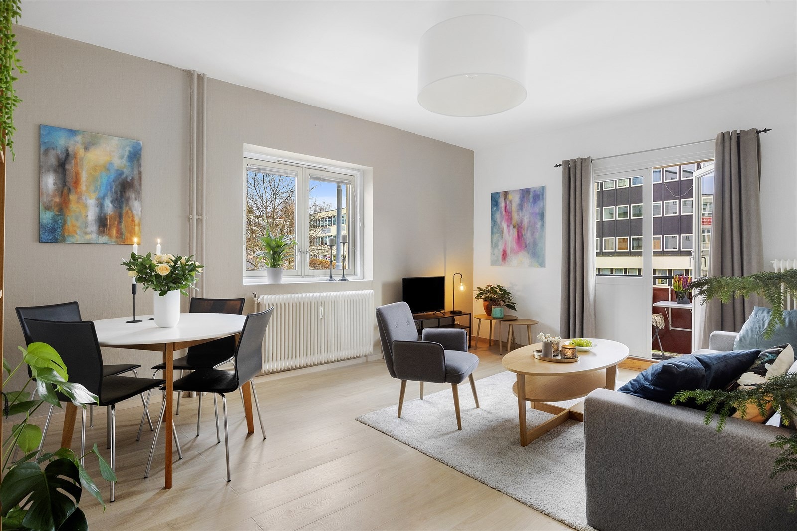 En pen og innbydende 2-roms hjørneleilighet i 2. etasje med solrik balkong og flott lysinnslipp fra to sider. Galleribilde