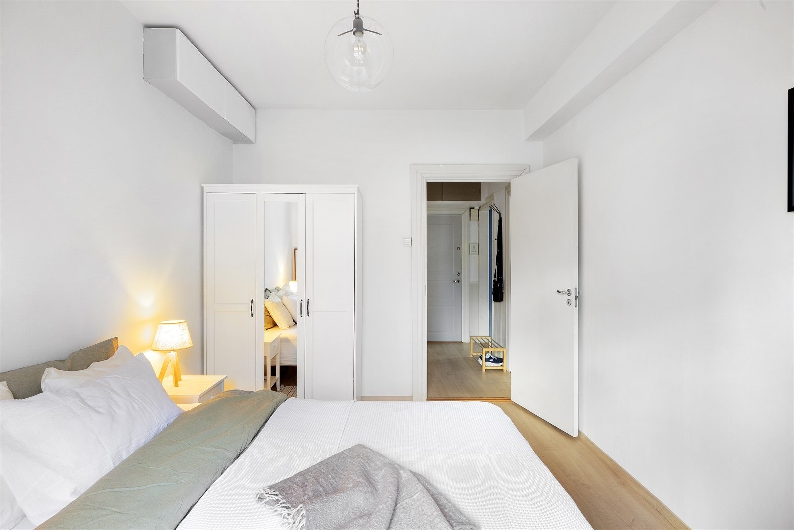 Store vindusflater gir rommet et behagelig lysinnslipp og gjør det luftig og innbydende. Galleribilde