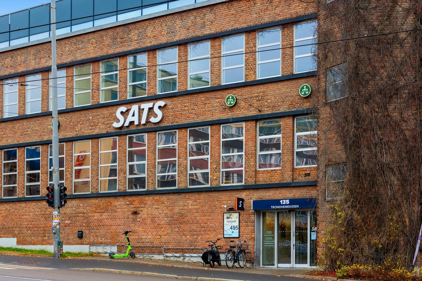 For de aktive er området godt dekket av treningssentre. Flere SATS-avdelinger, Mudo Gym, Fresh Fitness, Sterk og Studio Jobbsprek ligger alle innen kort rekkevidde. Galleribilde