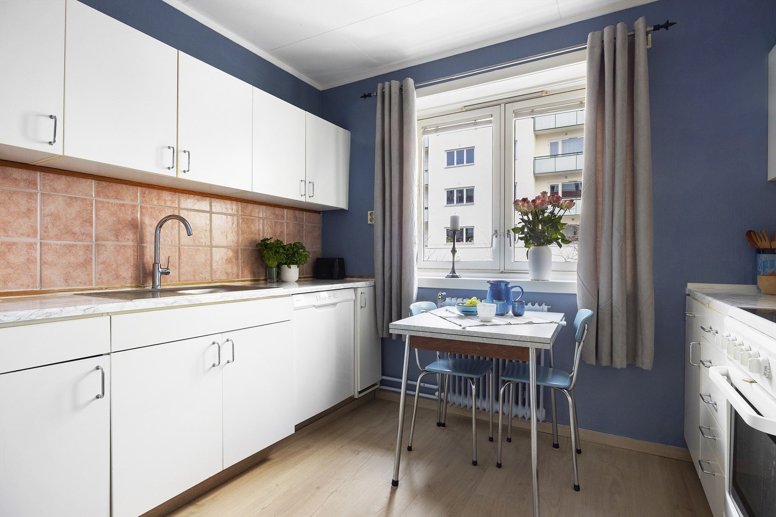 Velholdt og lyst kjøkken med kullfilter ventilator, samt opplegg for oppvaskmaskin, komfyr og kjøl/fryseskap. Galleribilde