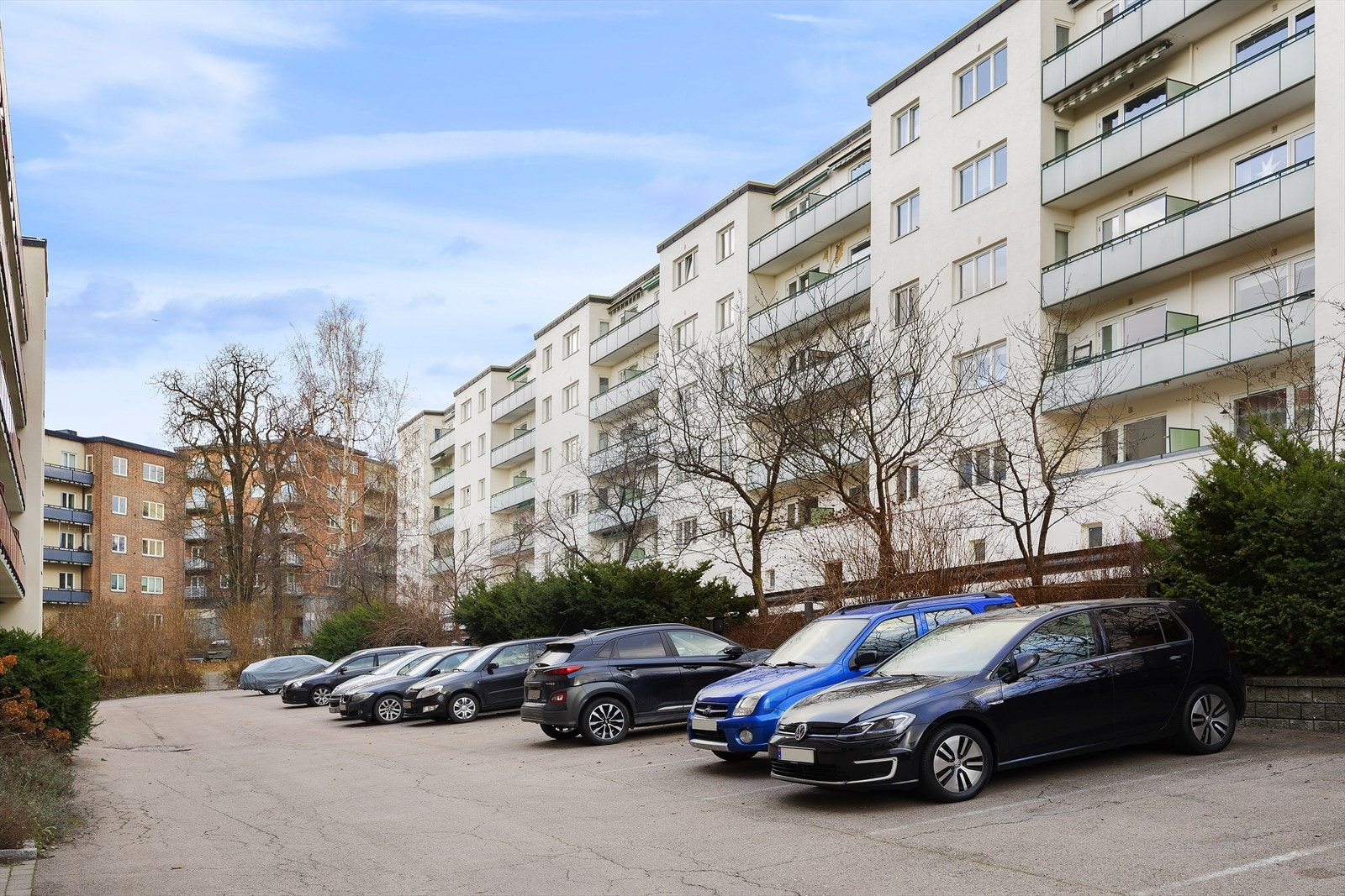 Det er mulighet for å leie parkeringsplass i sameiet etter førstemann-til-mølla-prinsippet. Av totalt 24 plasser er 12 utstyrt med elbilladere, mens de resterende 12 har klargjort for ladepunkter. Galleribilde