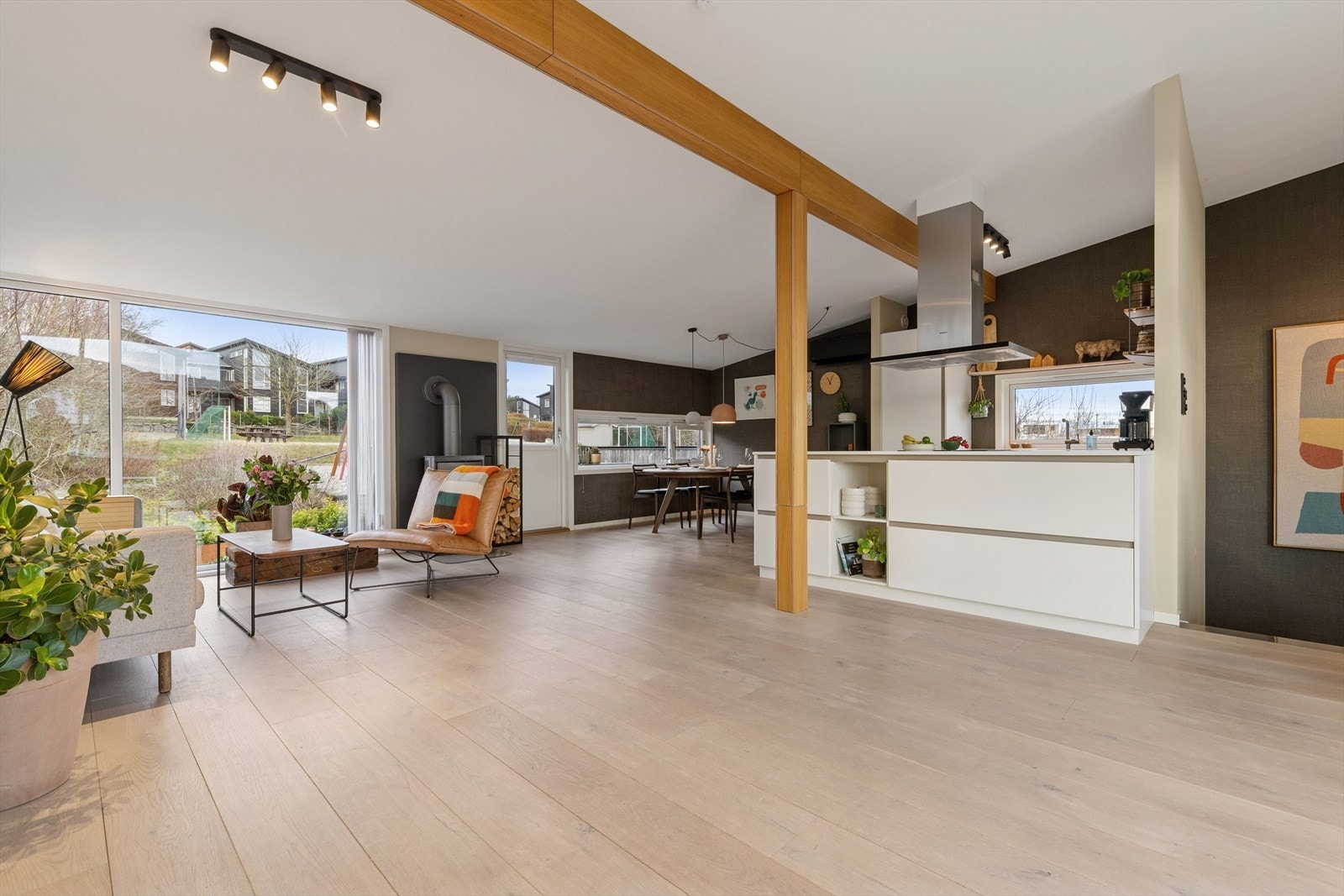 Lys og luftig stue-/kjøkkenløsning med utgang til terrasse. Galleribilde