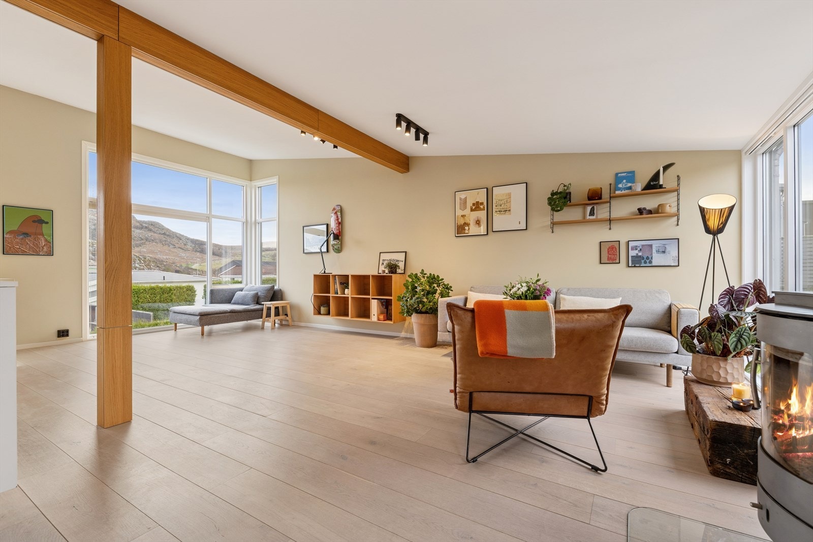 Gjennomgående uttrykk i overflater med en-stavs parkett på gulv, malte flater og malt tak i alle rom unntatt våtrom. Galleribilde