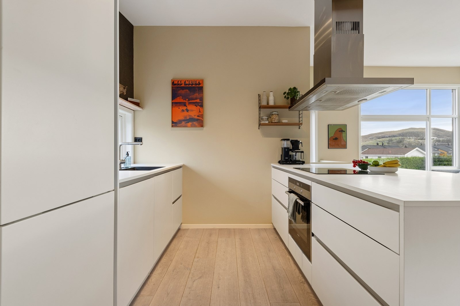 Her får du et praktisk og moderne arbeidskjøkken med god plass til matlaging og samvær. Galleribilde