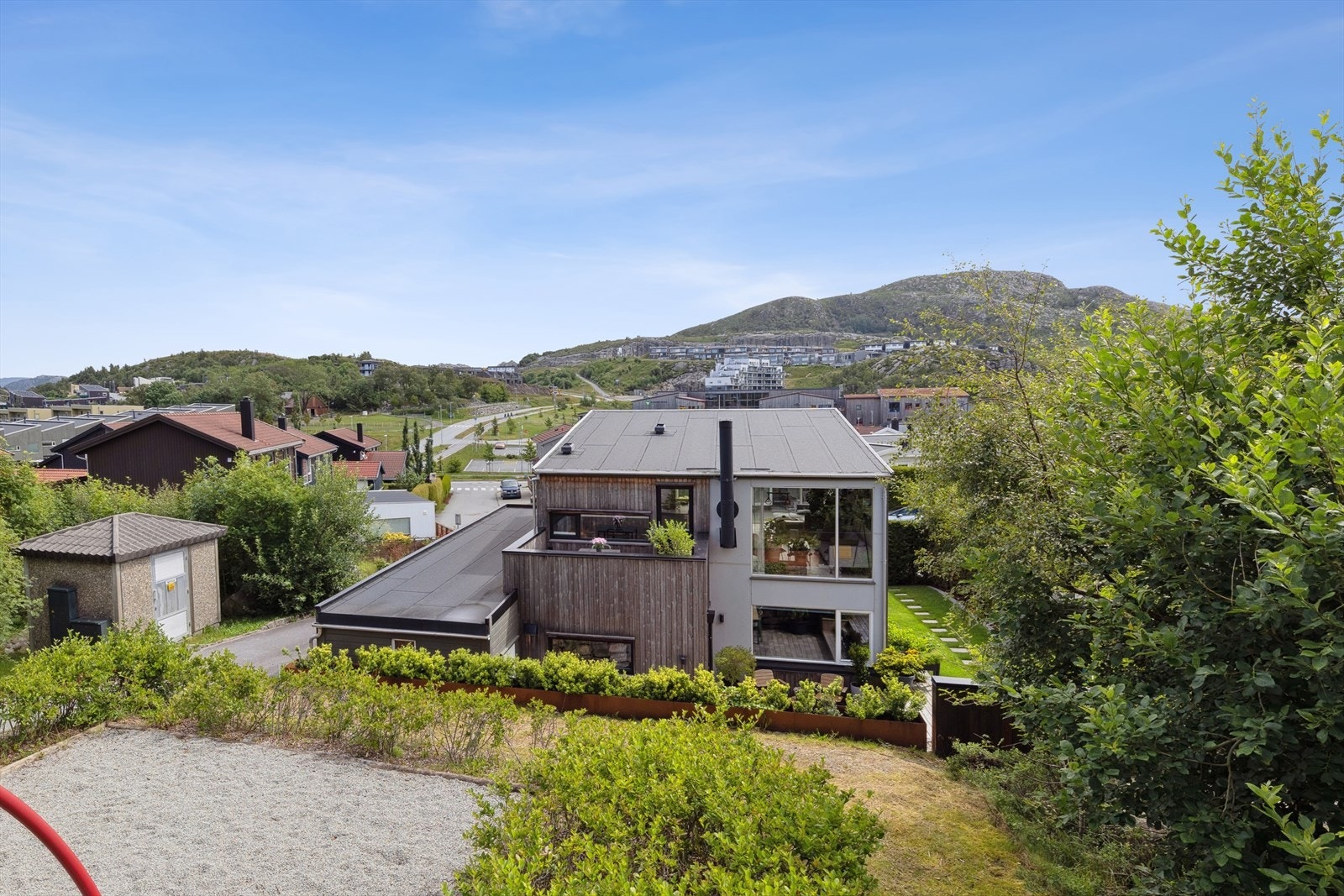 Boligen ble opprinnelig oppført i 2004 og har fått smakfulle tilbygg i 2009 og 2020. Boligen måler ca. 120 kvm fordelt over to plan, og i tillegg får du carport og praktiske boder. Galleribilde