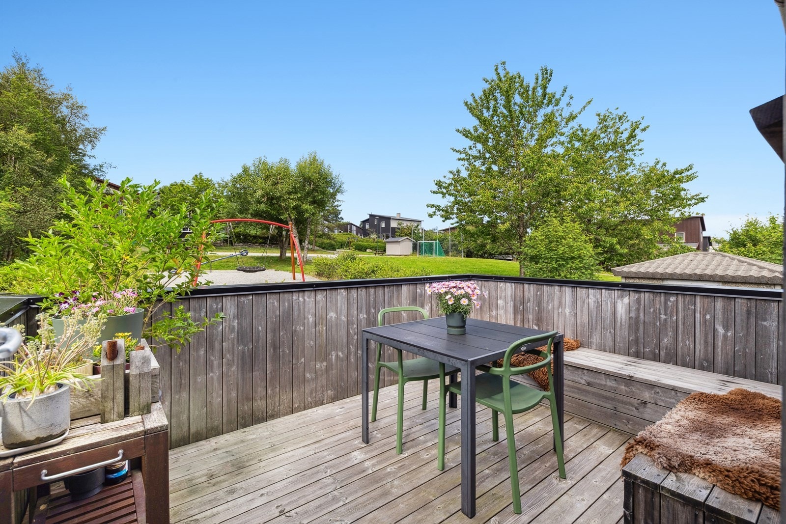 Uteplassen består av en balkong på 9 m² med utgang fra stue/kjøkken med utsikt mot lekeplassen og fotballbanen - trygge omgivelser for barnefamilien Galleribilde