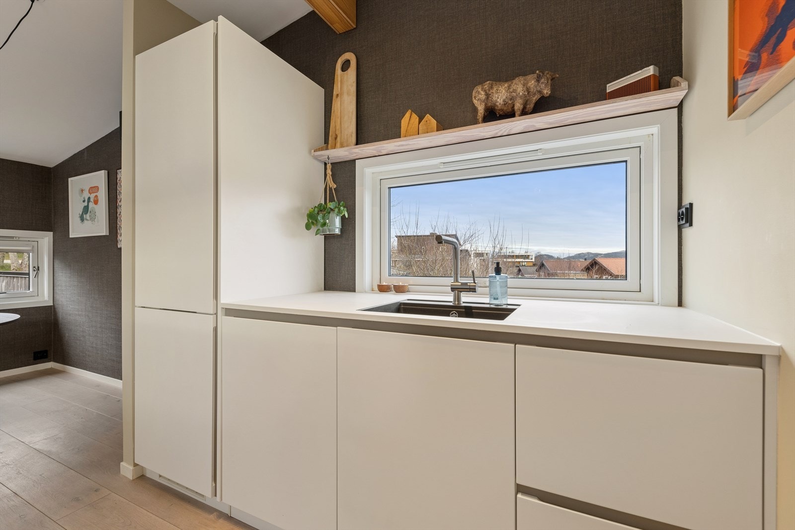 Hvitevarer som kjøl/fryseskap, oppvaskmaskin, platetopp og stekeovn er integrert, og rommet er utstyrt med kjøkkenventilator med avtrekk ut. Galleribilde