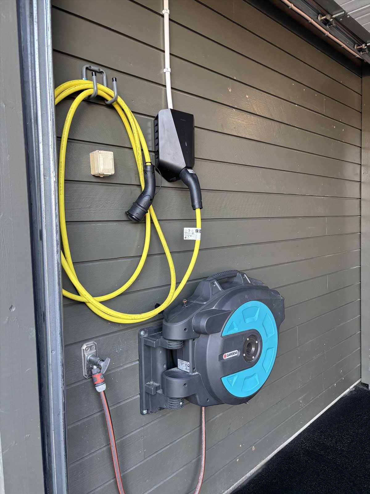 Montert el-bil lader og vannslange Galleribilde