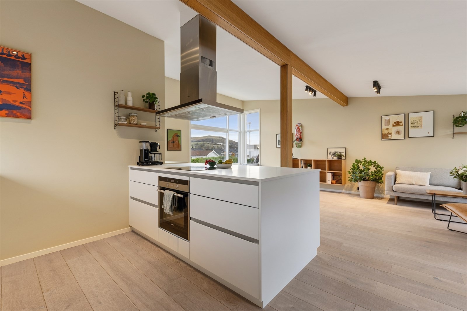 Kjøkkenet er fra 2015 og har en stilren og funksjonell utforming Galleribilde