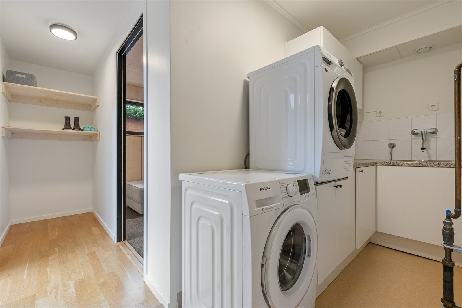 Vaskerommet har vinylbelegg på gulv, malte plater på vegger og malt himling. Her finner du innredning med servant og opplegg for vaskemaskin, samt mekanisk avtrekk for god ventilasjon. Galleribilde