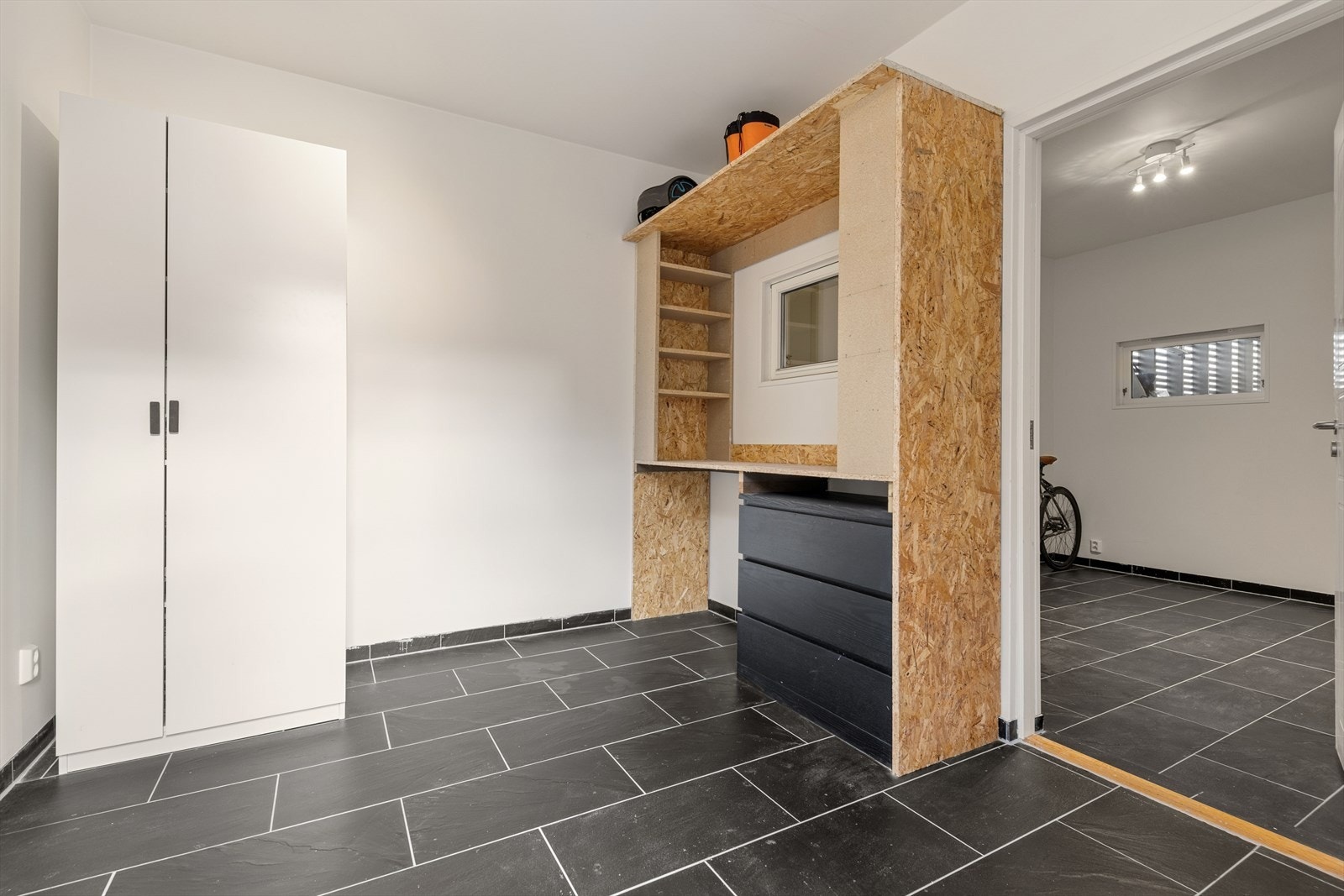 I tilknytning til garasjen er det 2 romslige boder med gjennomgang og inngang fra både garasjen og hagen i bakkant. Galleribilde