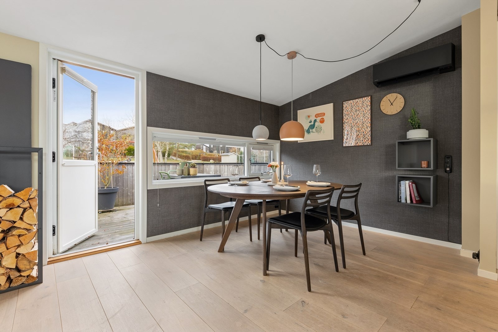 Spisestuen har en fin plassering mellom kjøkken og stue Galleribilde