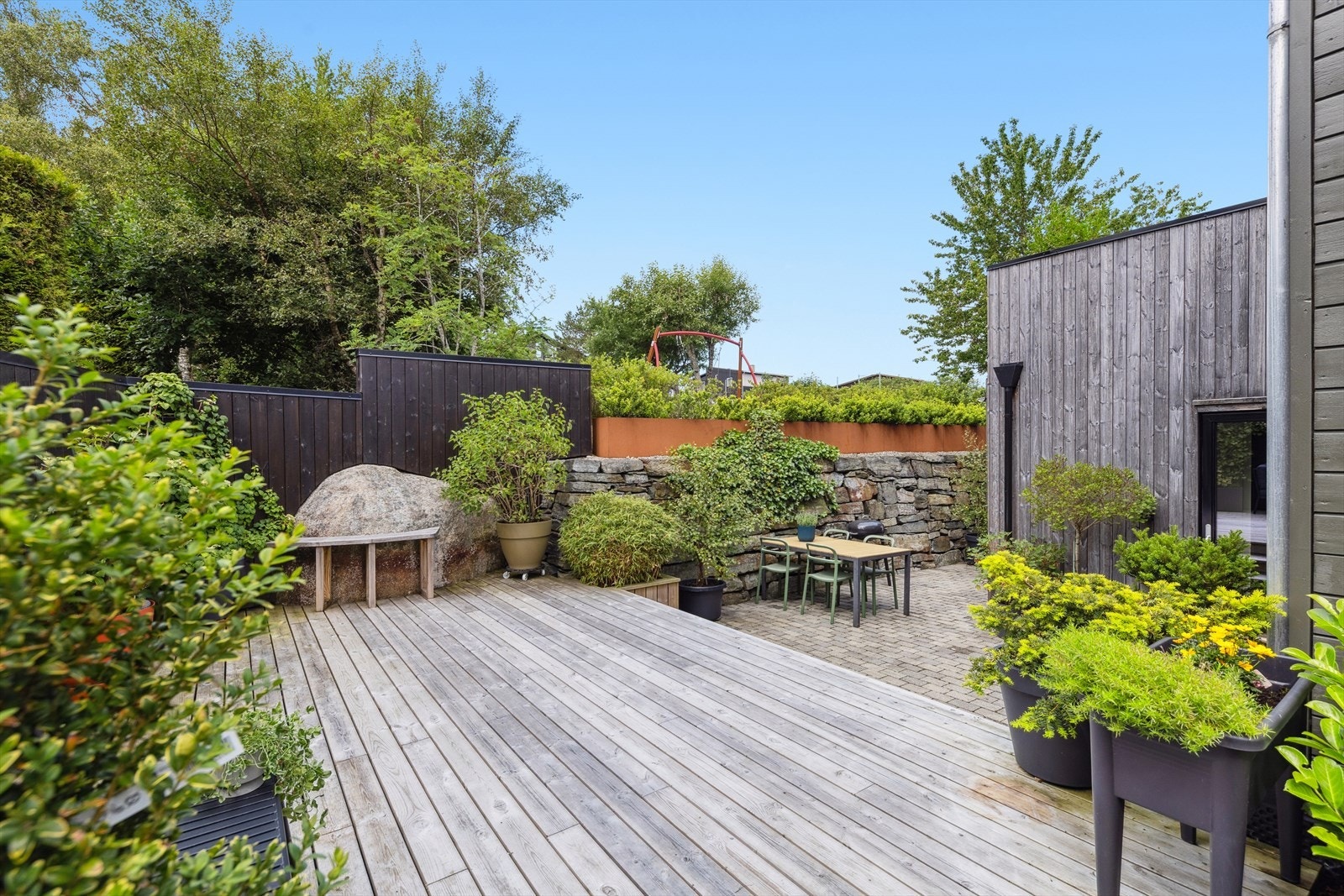 Boligen har en sjelden plassering i feltet, med friareal mot to av eiendommens grenser. Dette gir en luftig og privat atmosfære - perfekt for barnefamilier som ønsker trygg lek og gode uteområder. Galleribilde