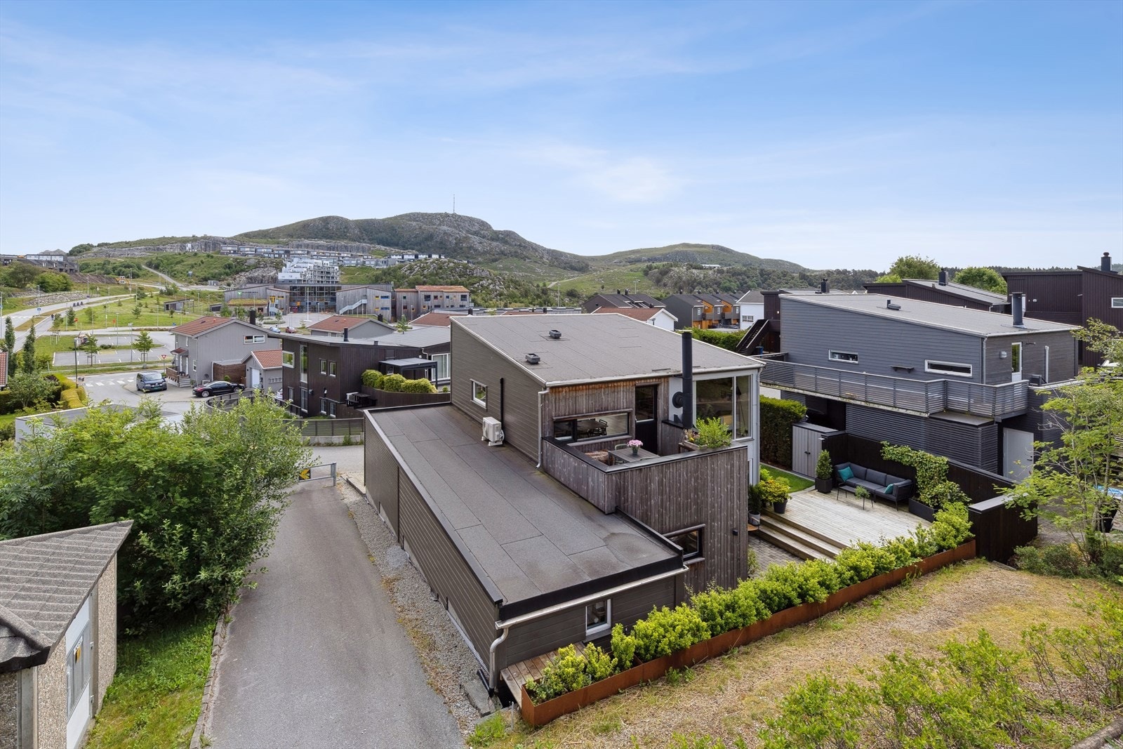 Boligen ligger i et attraktivt område med kort avstand til skoler, barnehager, og treningsfasiliteter. Galleribilde