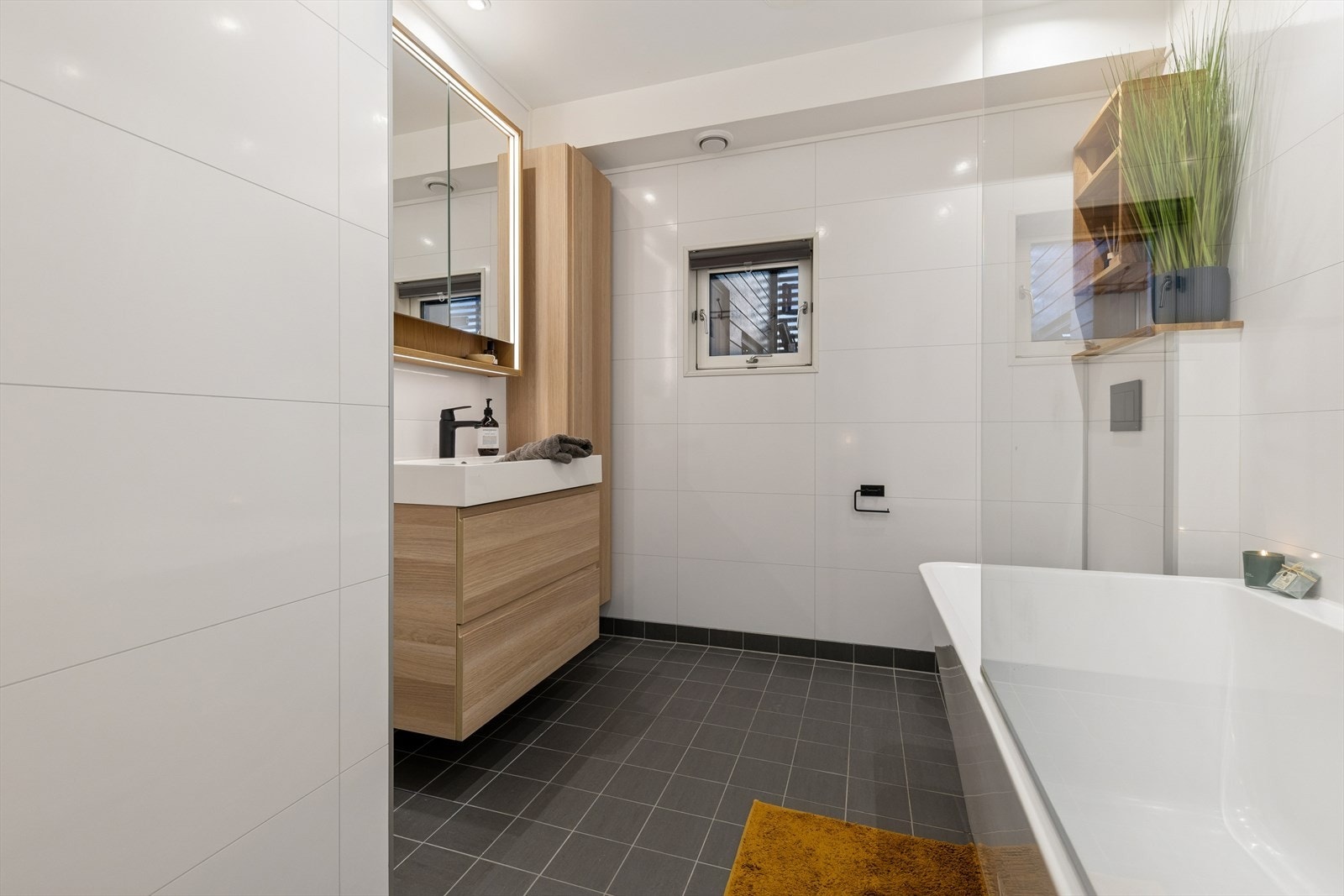 Innredningen består av servant, veggmontert toalett og badekar med dusjløsning. Mekanisk avtrekk sikrer et godt inneklima. Galleribilde