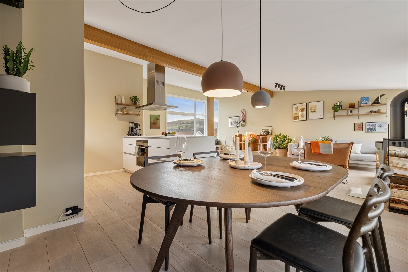 Her får du en sosial sone med åpen plan, moderne uttrykk og god romfølelse. Galleribilde