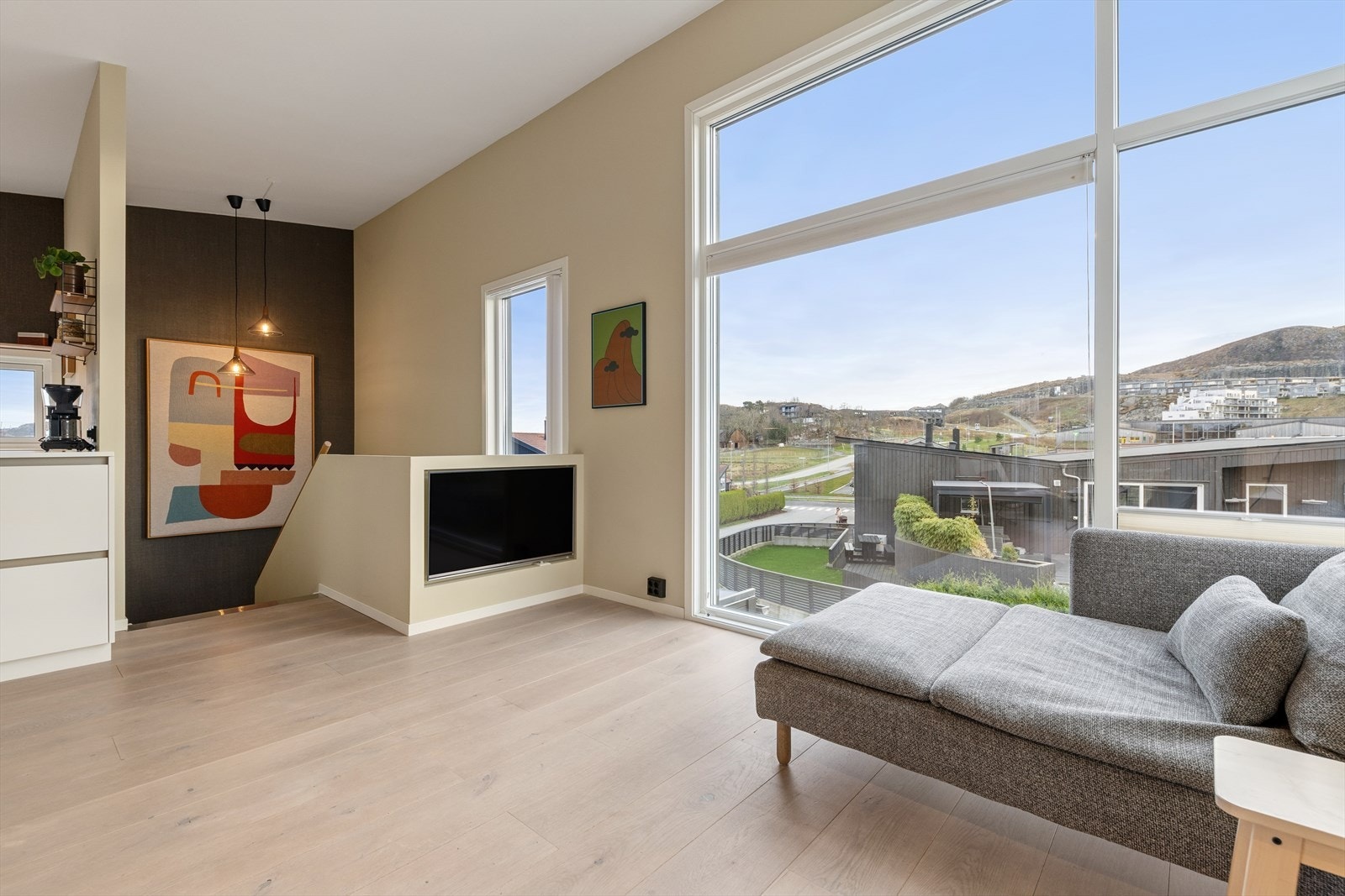 Boligen har en gjennomtenkt planløsning med tydelig skille mellom private og sosiale soner Galleribilde