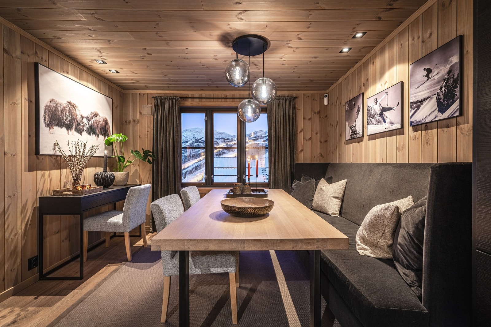 Innbydende spiseplass med fantastisk utsikt over snøkledde fjell og bakken. Perfekt for rolige stunder og sosiale samlinger. Galleribilde