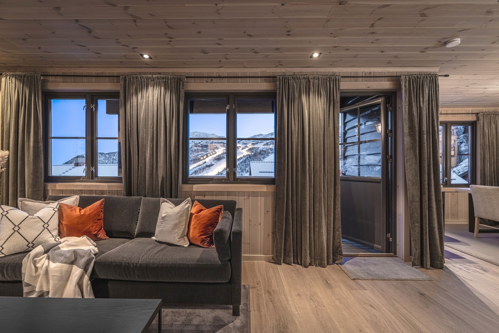 Fra stuen/kjøkken er det flott utsikt mot snødekte fjell. Store vinduer slipper inn rikelig med naturlig lys. Galleribilde